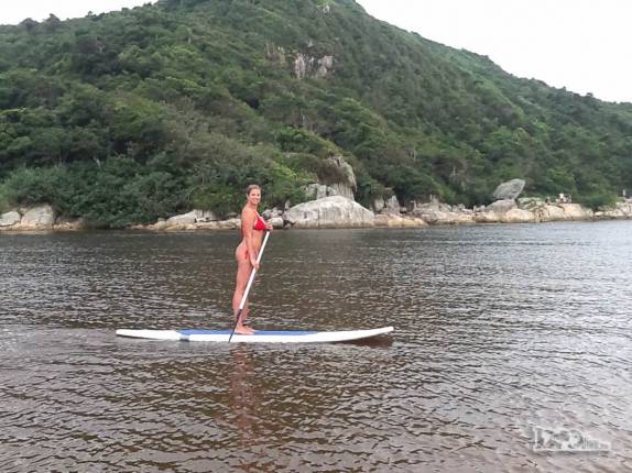 A Ana pratica standup paddle na lagoa da Guarda do Embaú, litoral sul de Santa Catarina